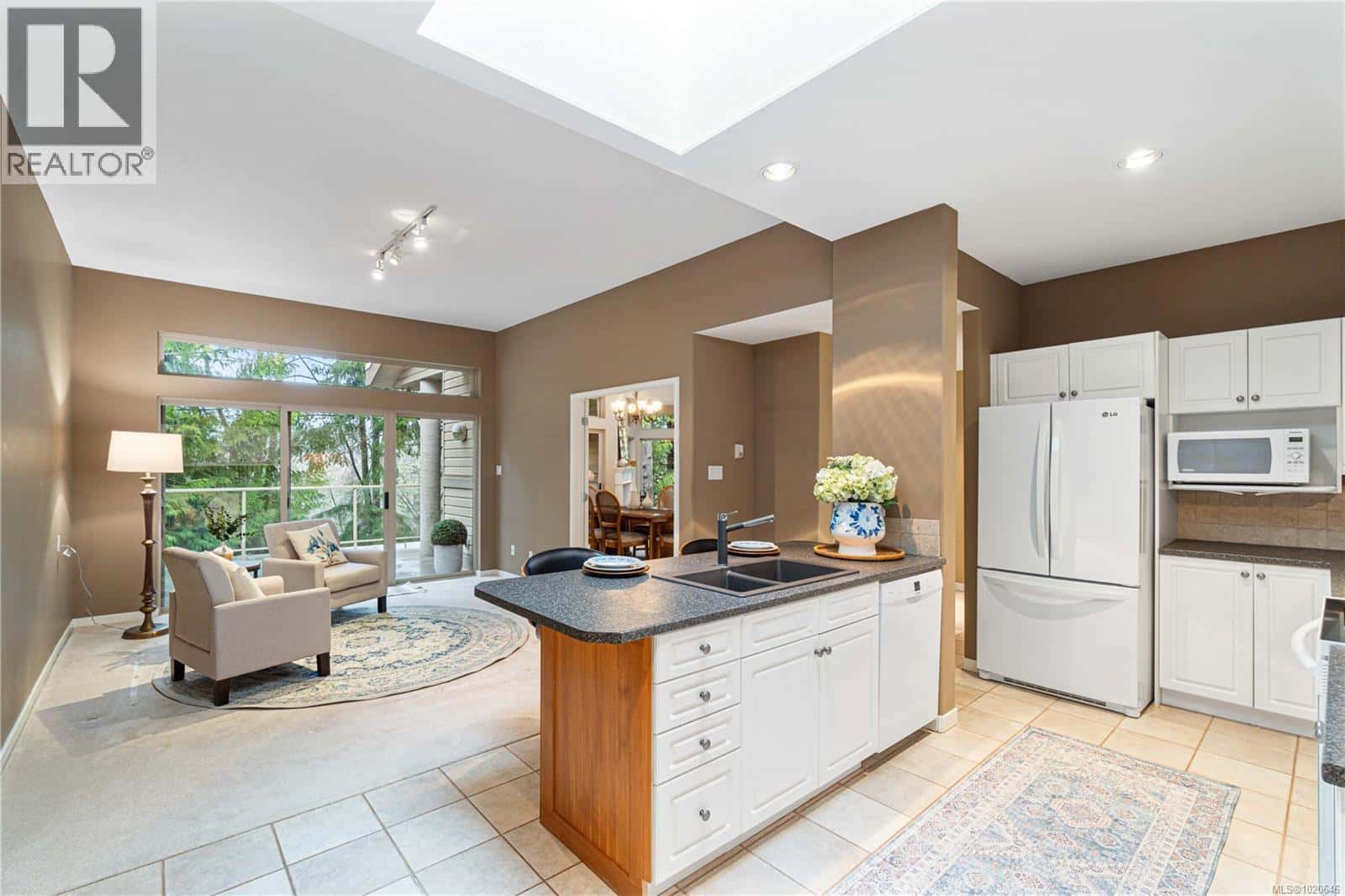 896 Lakes Blvd — Parksville, British Columbia - Photo 5 of 39