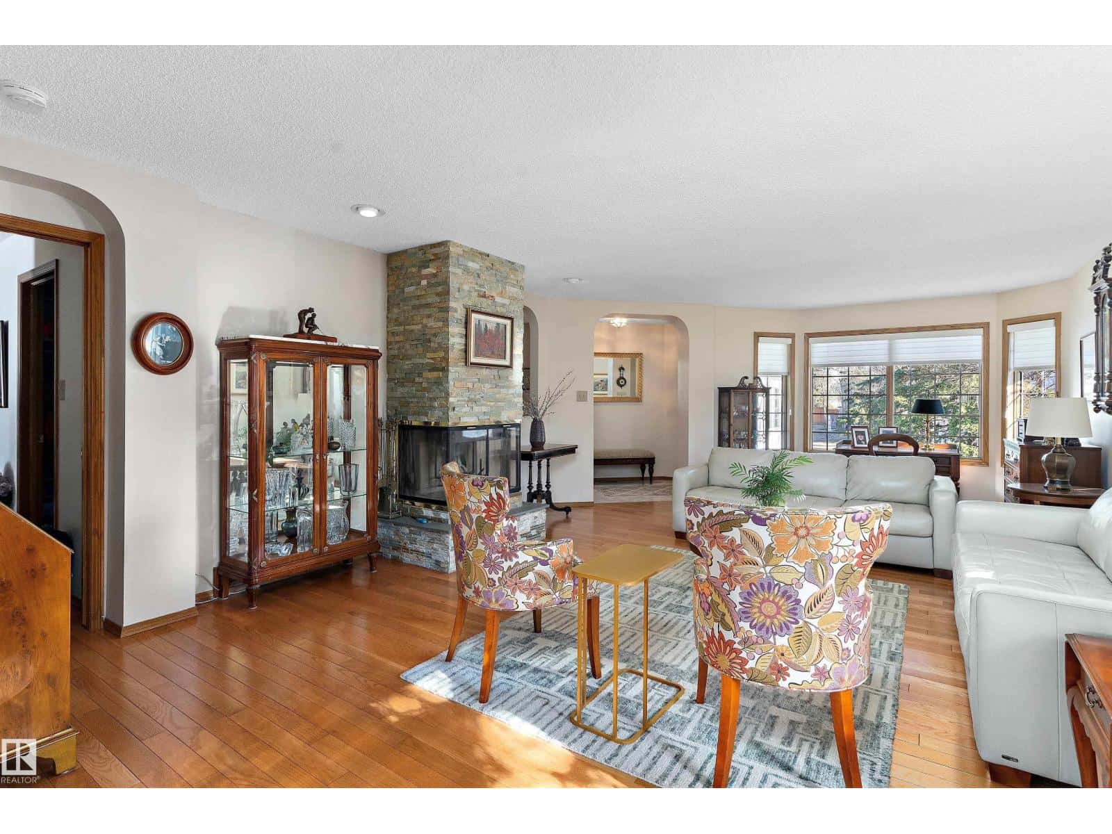 108 Ironwood PL NW — Edmonton, Alberta - Photo 5 of 46