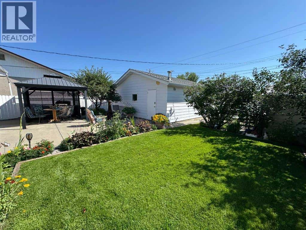 9936 Warren Road SE — Calgary, Alberta - Photo 5 of 50