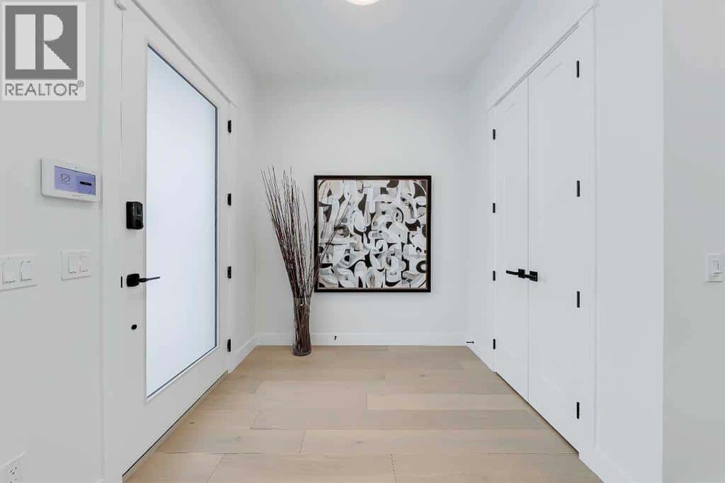 422 14 Avenue NE — Calgary, Alberta - Photo 2 of 48