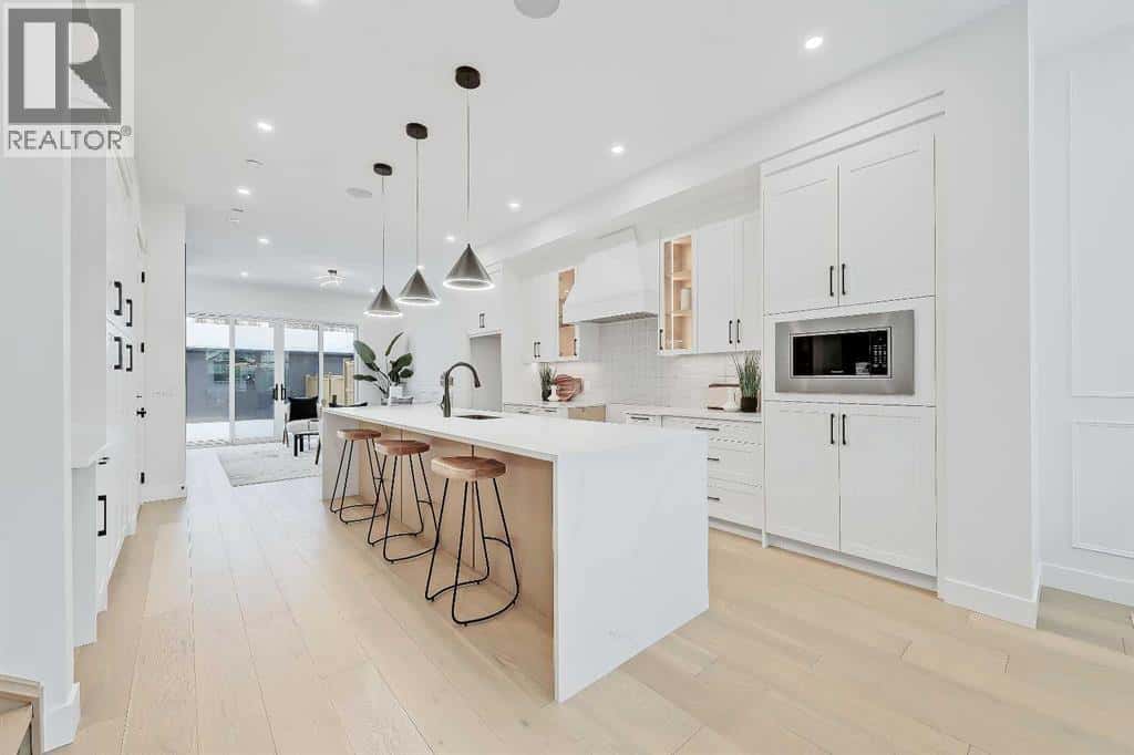 422 14 Avenue NE — Calgary, Alberta - Photo 5 of 48