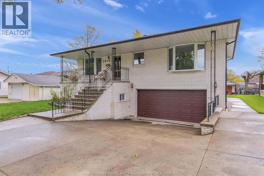 3818 WOODWARD — Windsor, Ontario - Photo 3 of 38