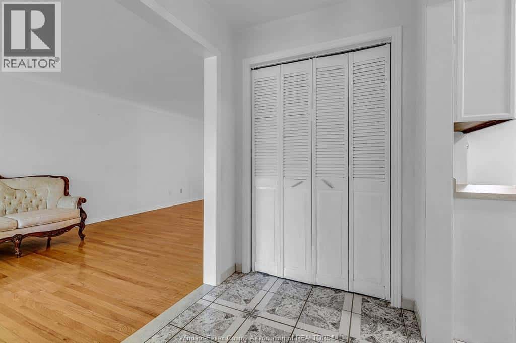 3818 WOODWARD — Windsor, Ontario - Photo 5 of 38