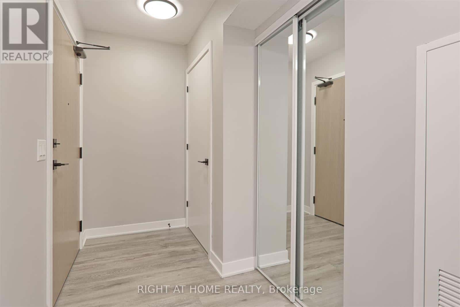 421 - 36 ZORRA STREET E — Toronto (Islington-City Centre West), Ontario - Photo 5 of 31