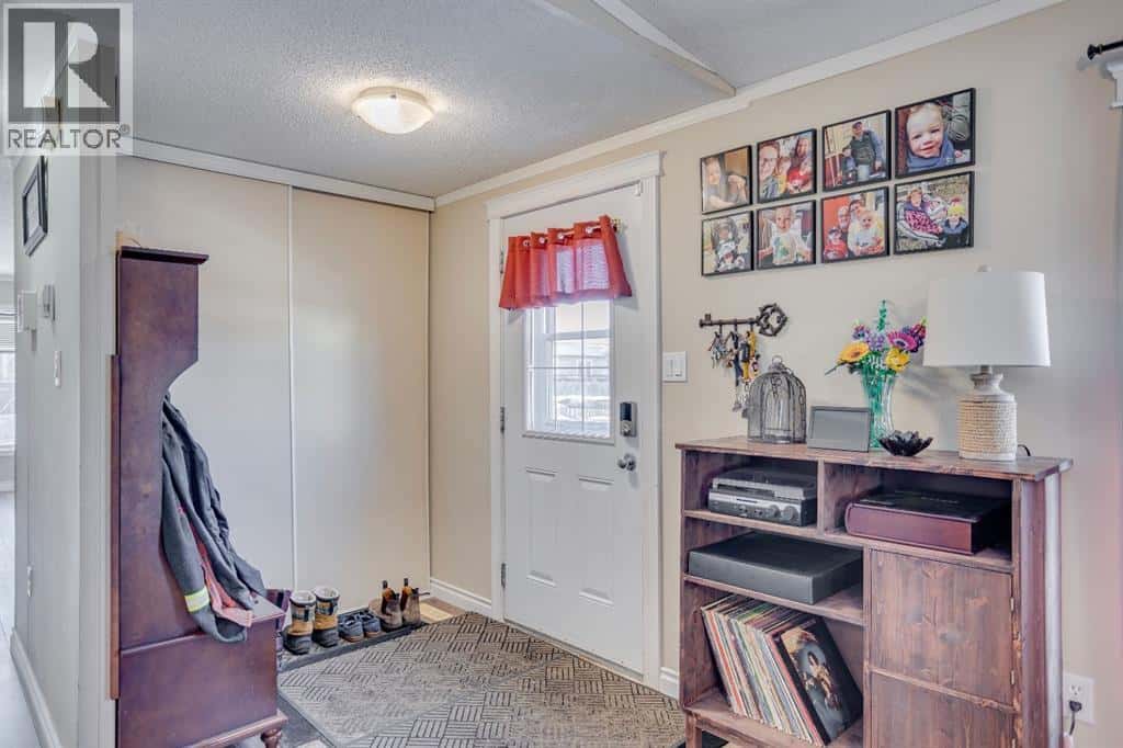 157 Elm Street — Fort McMurray, Alberta - Photo 5 of 32