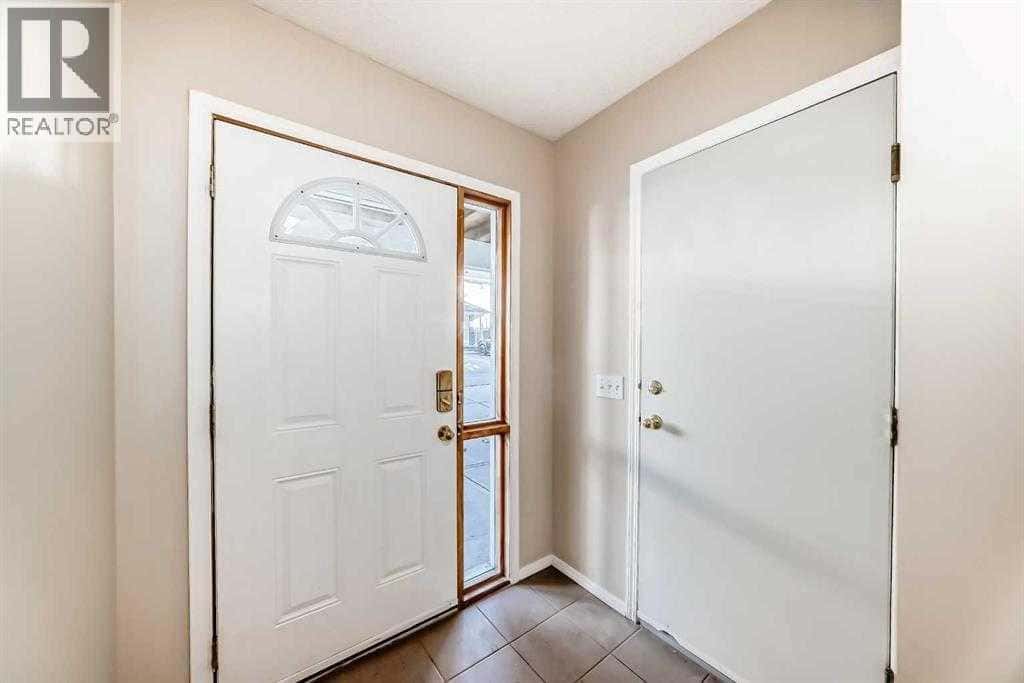 677 Regal Park NE — Calgary, Alberta - Photo 3 of 49