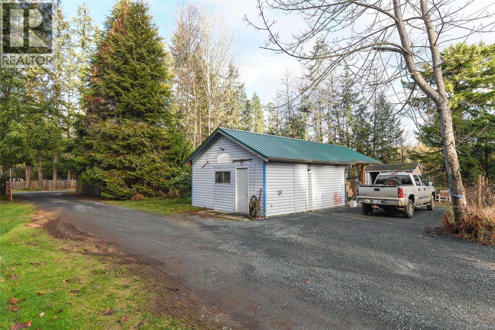 2795 Macaulay Rd — Black Creek, British Columbia - Photo 4 of 45