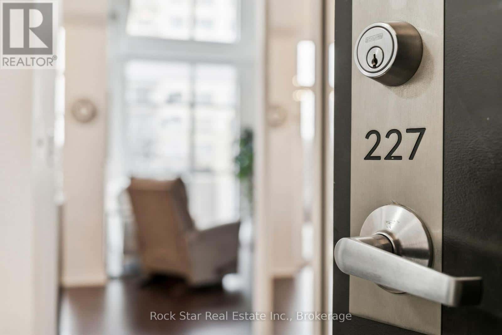 227 - 1940 IRONSTONE DRIVE — Burlington (Uptown), Ontario - Photo 4 of 40