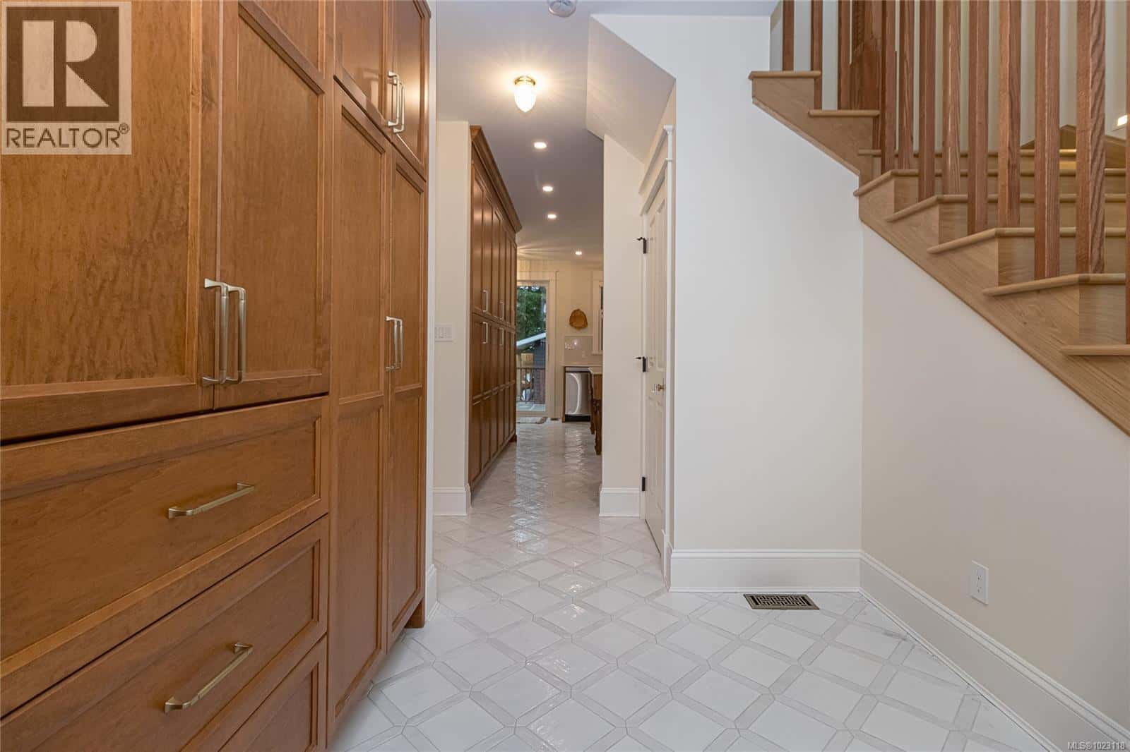 2614 Avebury Ave — Victoria, British Columbia - Photo 4 of 53