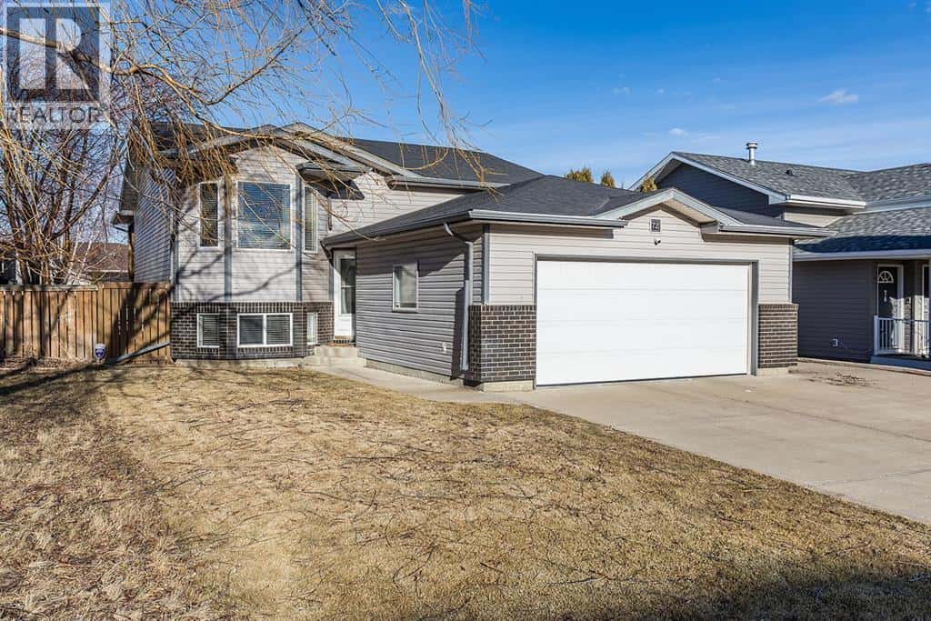 72 Hudson Way NE — Medicine Hat, Alberta - Photo 2 of 50