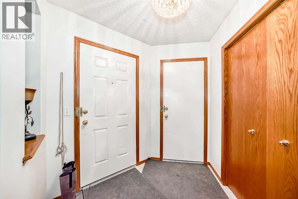 173 citidel hills Circle NW — Calgary, Alberta - Photo 3 of 40