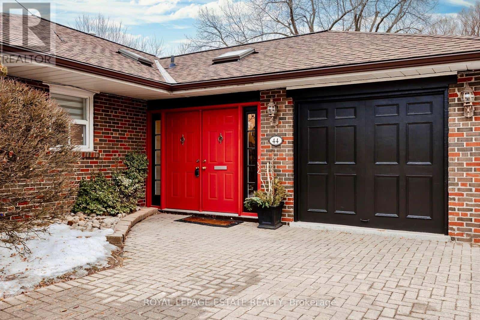 44 CLIFFSIDE DRIVE — Toronto (Birchcliffe-Cliffside), Ontario - Photo 2 of 35