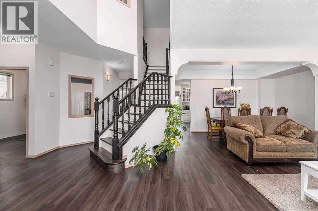 648 Scimitar Bay NW — Calgary, Alberta - Photo 2 of 32