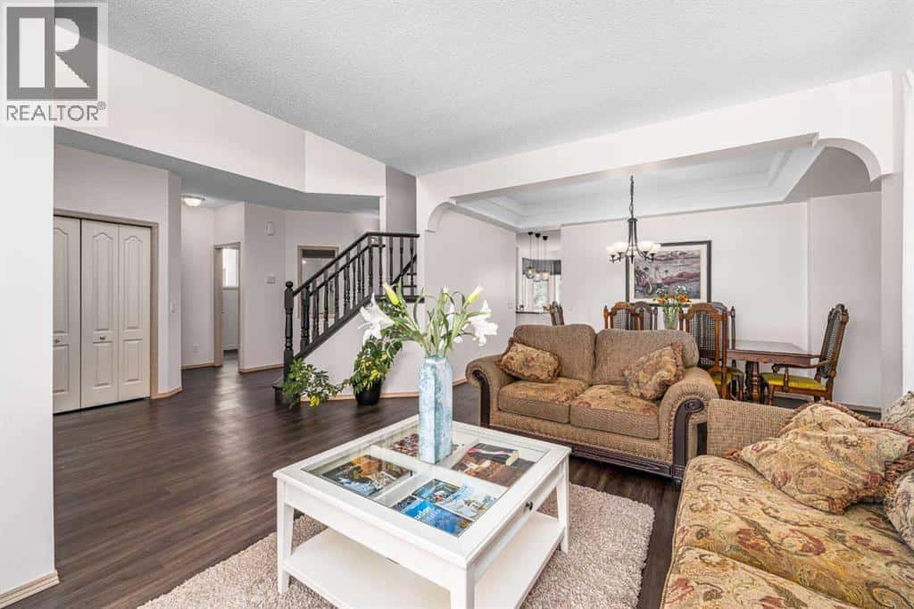 648 Scimitar Bay NW — Calgary, Alberta - Photo 4 of 32