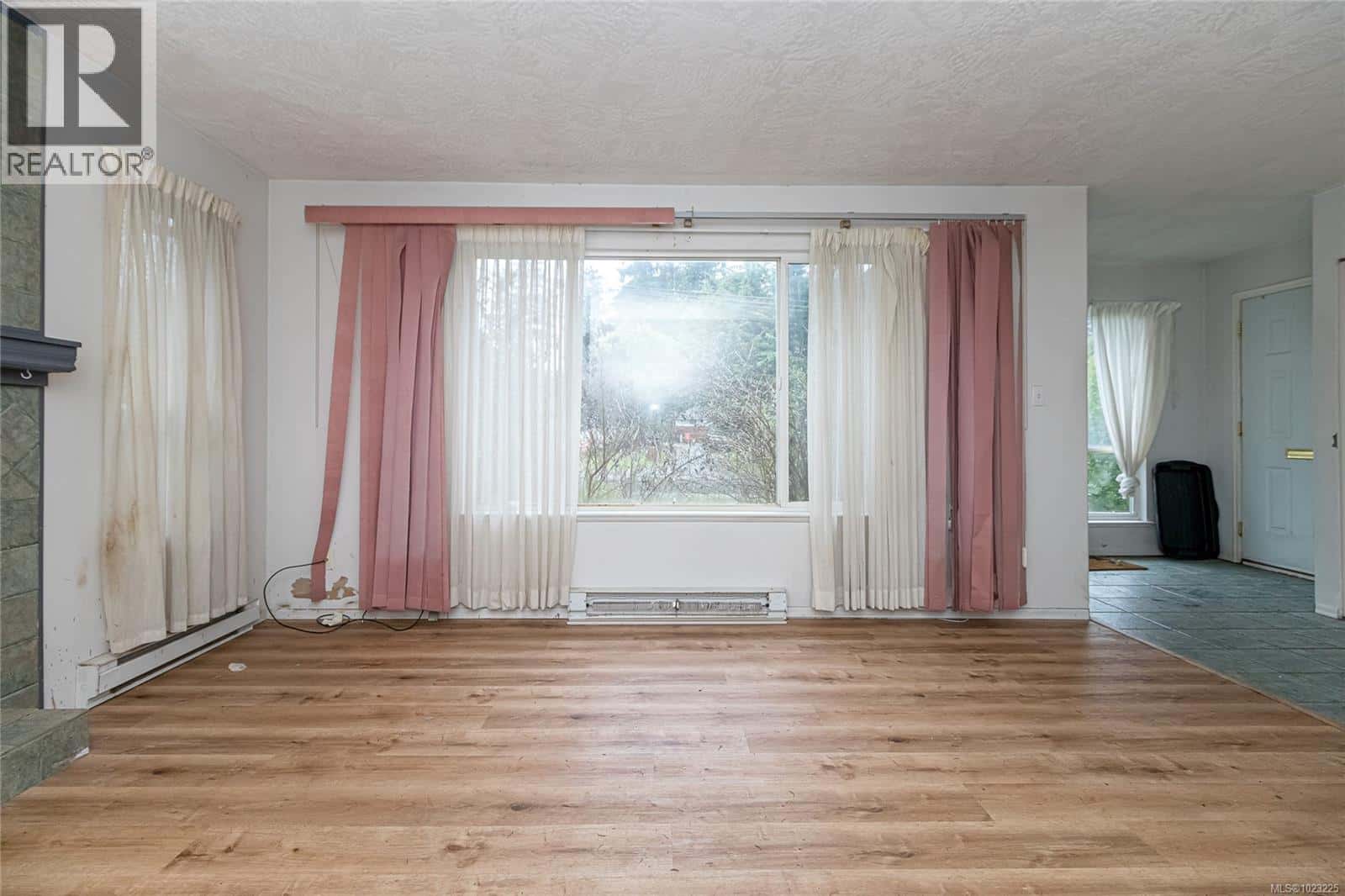 A & B 706 Donovan Ave — Colwood, British Columbia - Photo 5 of 31