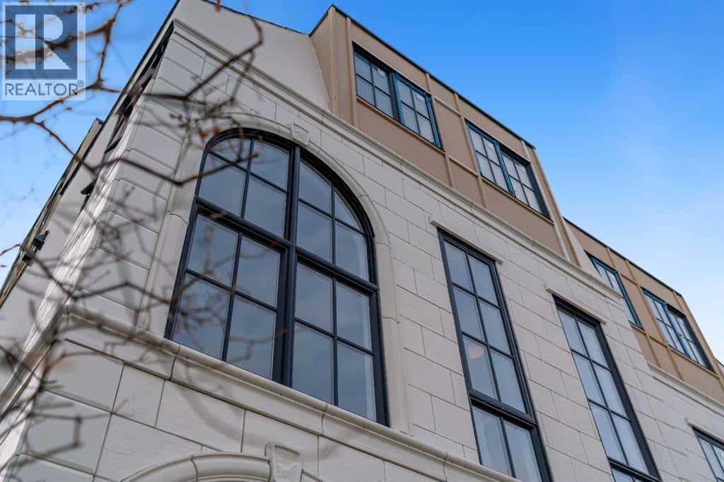 239 22 Avenue NE — Calgary, Alberta - Photo 2 of 49