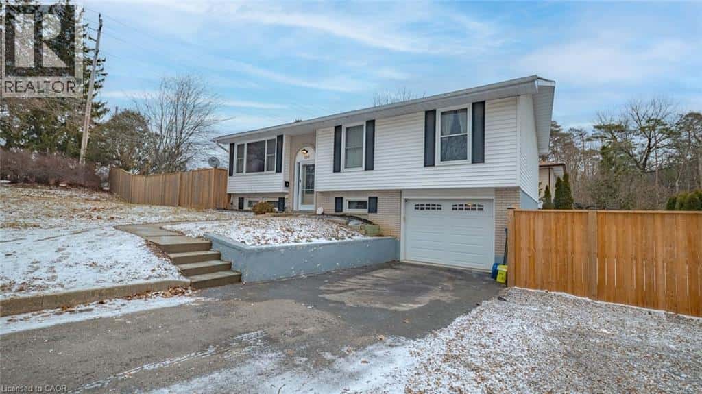 106 OAKWOOD Avenue — Simcoe, Ontario - Photo 2 of 50