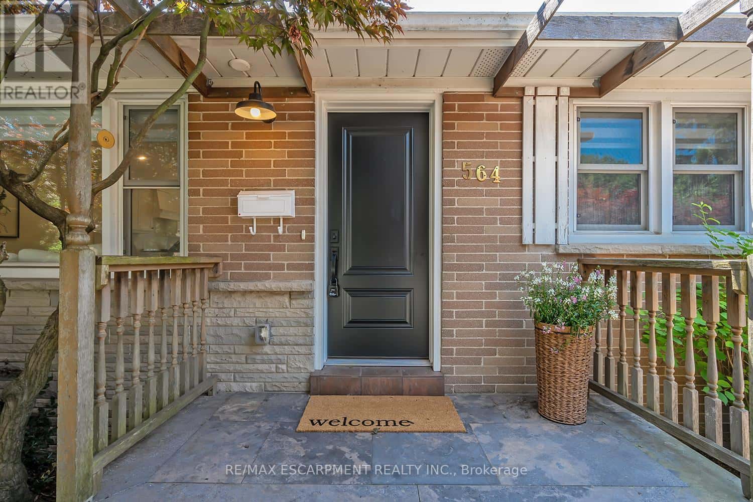 564 MAPLEHILL DRIVE — Burlington (Roseland), Ontario - Photo 4 of 47