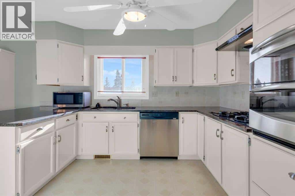 12 Vandoos Villas NW — Calgary, Alberta - Photo 5 of 32