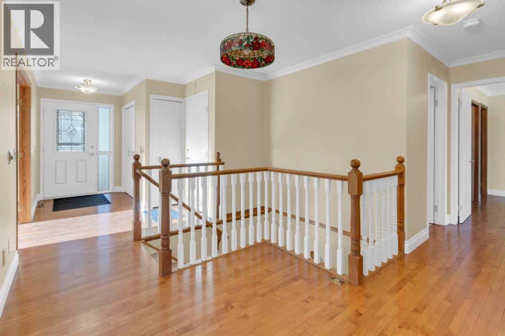 12 Vandoos Villas NW — Calgary, Alberta - Photo 2 of 32