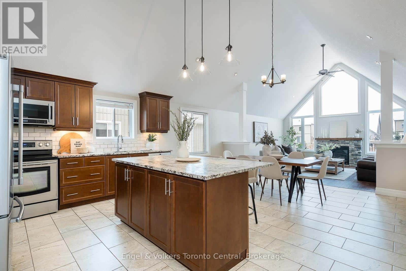 34 FINDLAY DRIVE — Collingwood, Ontario - Photo 2 of 45