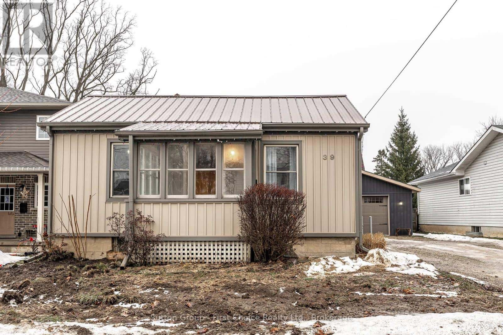 39 WILLIAM ST STREET — St. Marys, Ontario - Photo 2 of 46