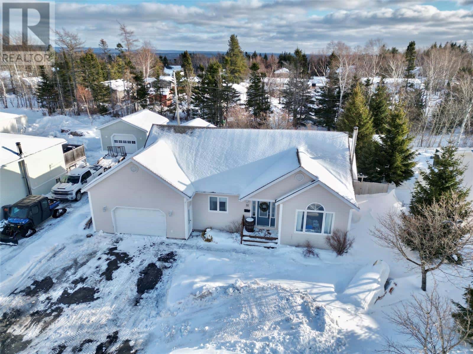 32 Thomas Street — Grand Falls Windsor, Newfoundland & Labrador - Photo 2 of 48