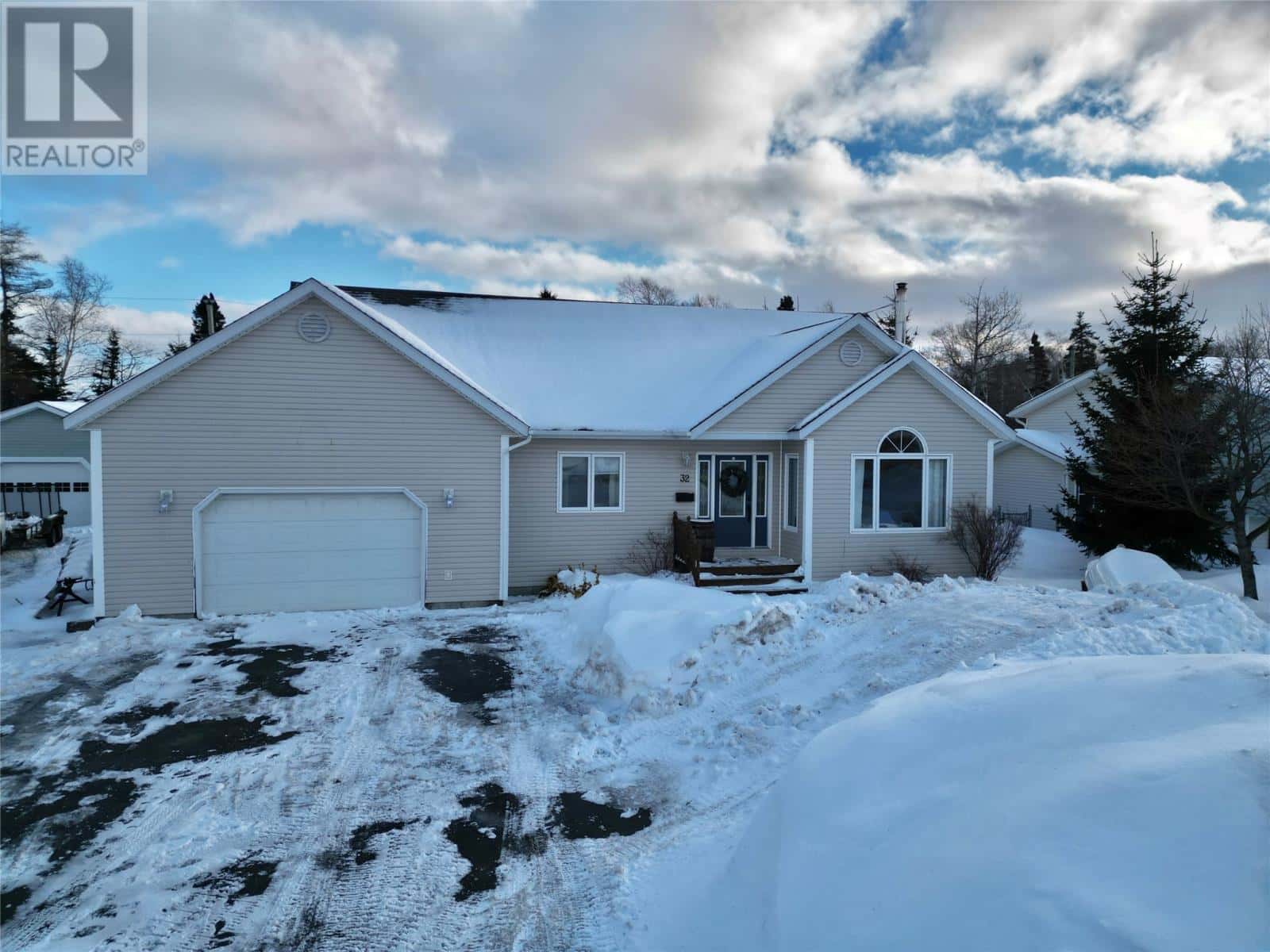 32 Thomas Street — Grand Falls Windsor, Newfoundland & Labrador - Photo 5 of 48