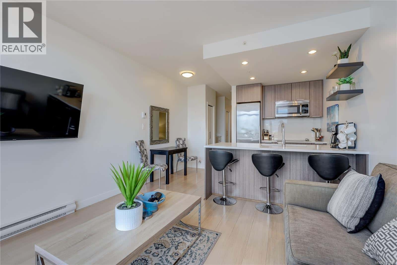 910 728 Yates St — Victoria, British Columbia - Photo 3 of 25