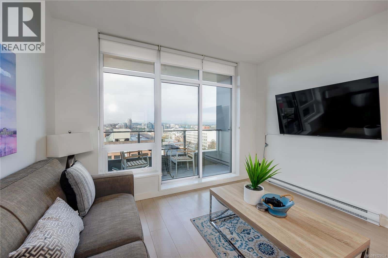 910 728 Yates St — Victoria, British Columbia - Photo 4 of 25