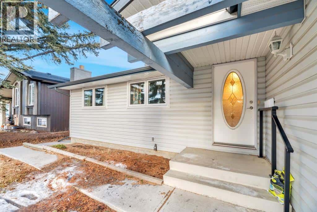 16 Thornwood Close NW — Calgary, Alberta - Photo 2 of 38