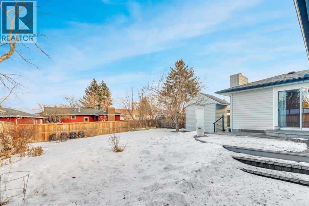 16 Thornwood Close NW — Calgary, Alberta - Photo 3 of 38