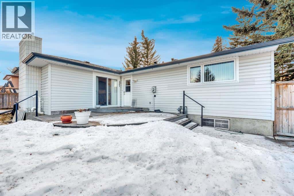 16 Thornwood Close NW — Calgary, Alberta - Photo 4 of 38