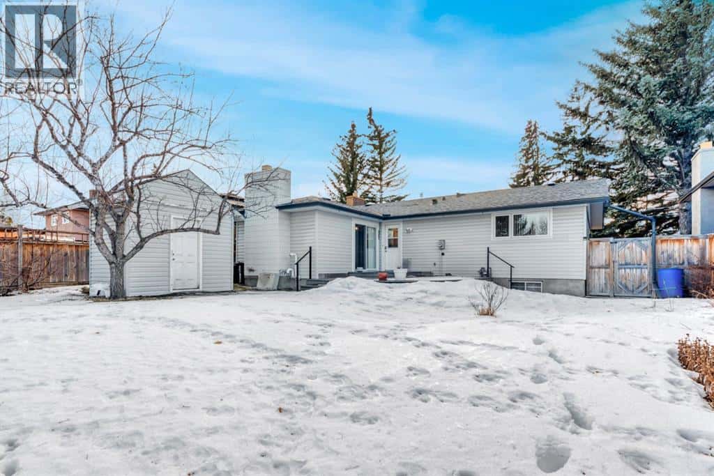 16 Thornwood Close NW — Calgary, Alberta - Photo 5 of 38