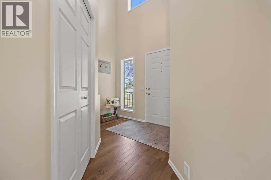 71 Somercrest Close SW — Calgary, Alberta - Photo 2 of 32