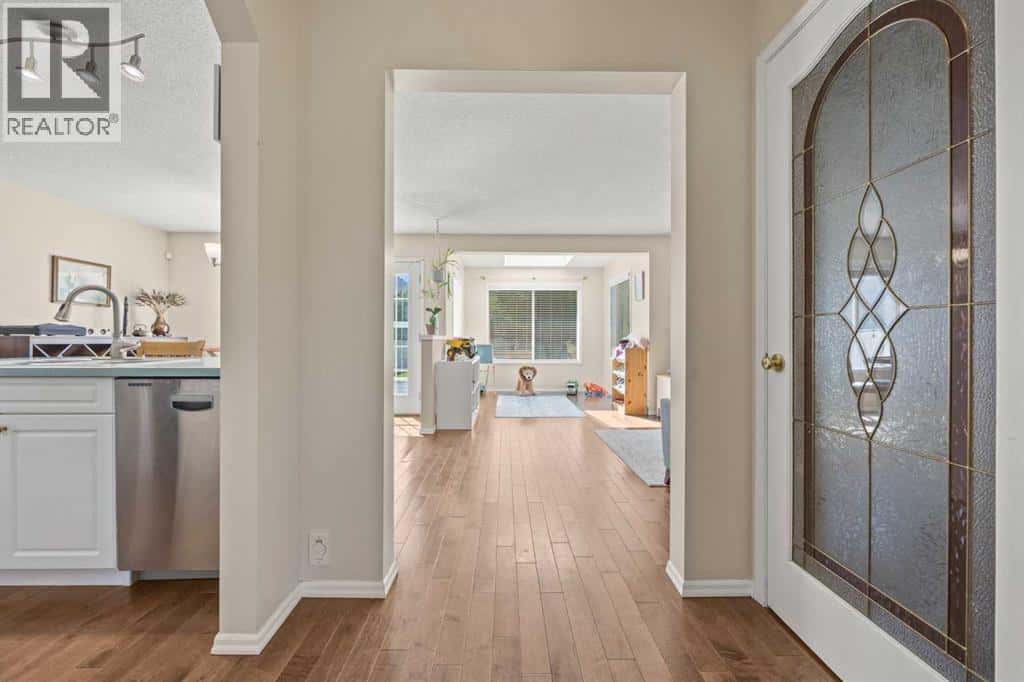 71 Somercrest Close SW — Calgary, Alberta - Photo 4 of 32