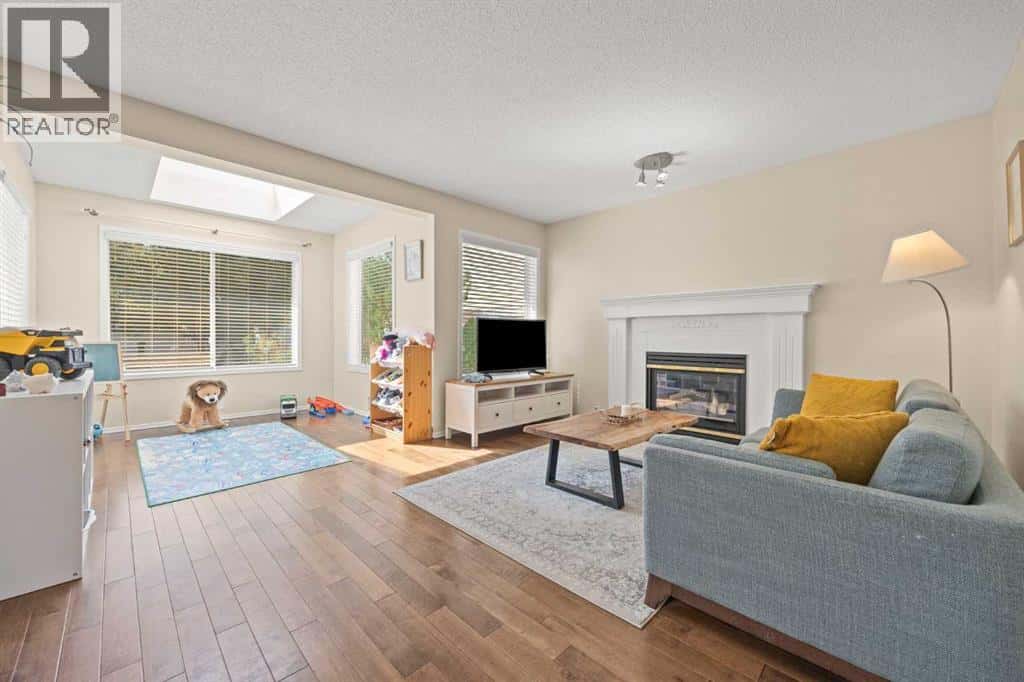 71 Somercrest Close SW — Calgary, Alberta - Photo 5 of 32