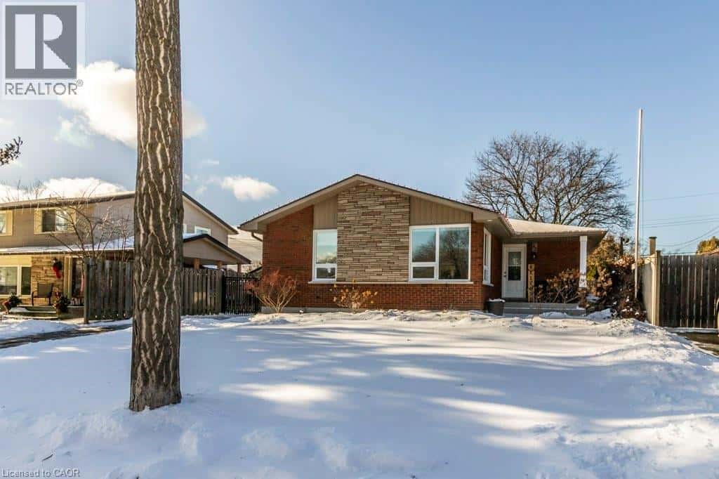 22 REDWING Road — Hamilton, Ontario - Photo 2 of 48