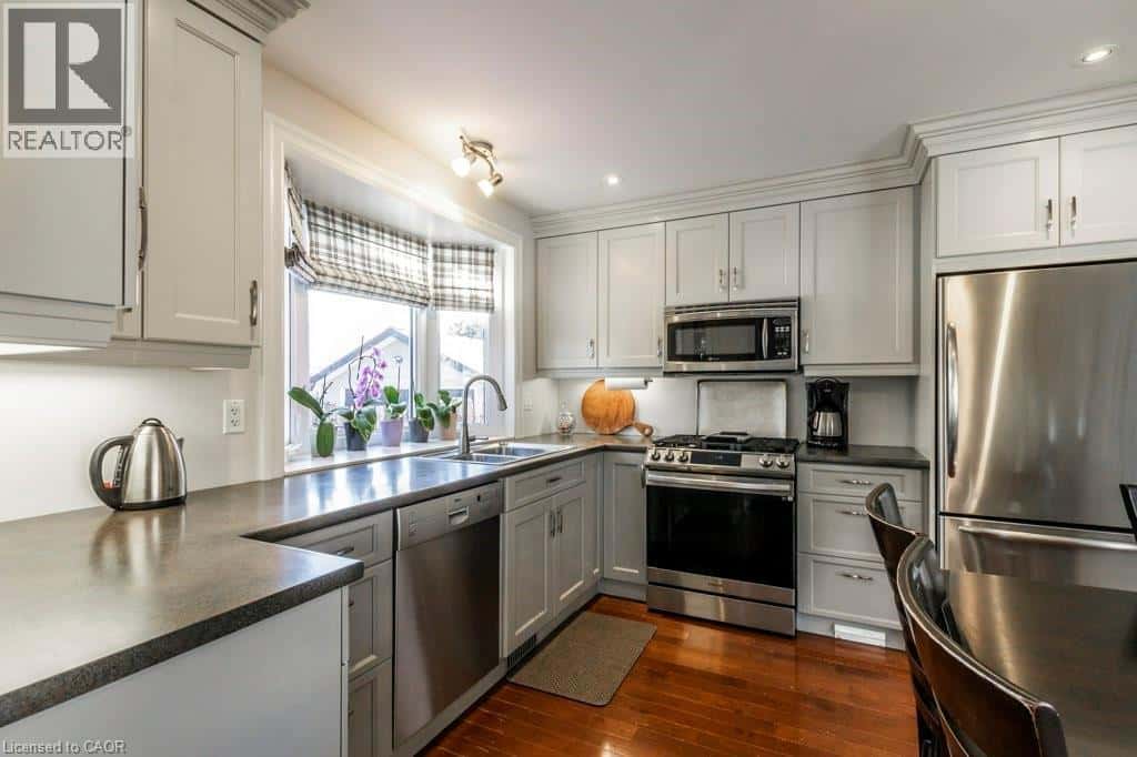 22 REDWING Road — Hamilton, Ontario - Photo 5 of 48