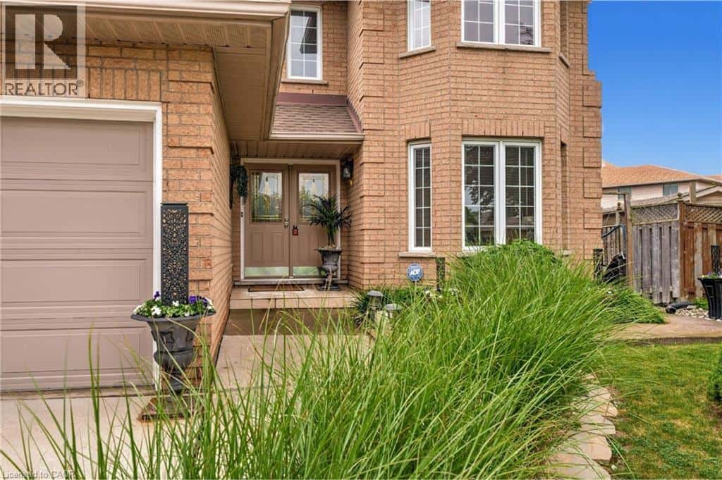 9 SUGARBERRY Court — Stoney Creek, Ontario - Photo 3 of 42