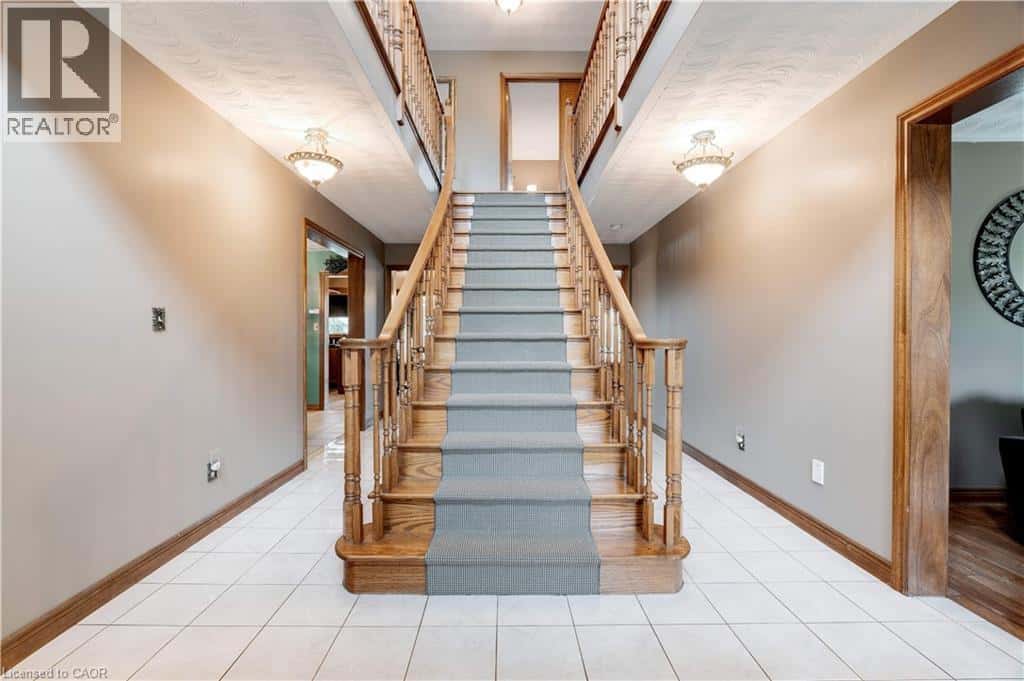 9 SUGARBERRY Court — Stoney Creek, Ontario - Photo 4 of 42