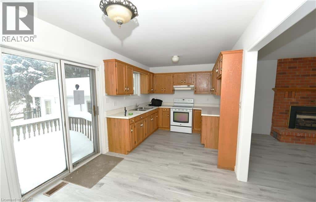 115 MILLER Crescent — Palmerston, Ontario - Photo 5 of 17