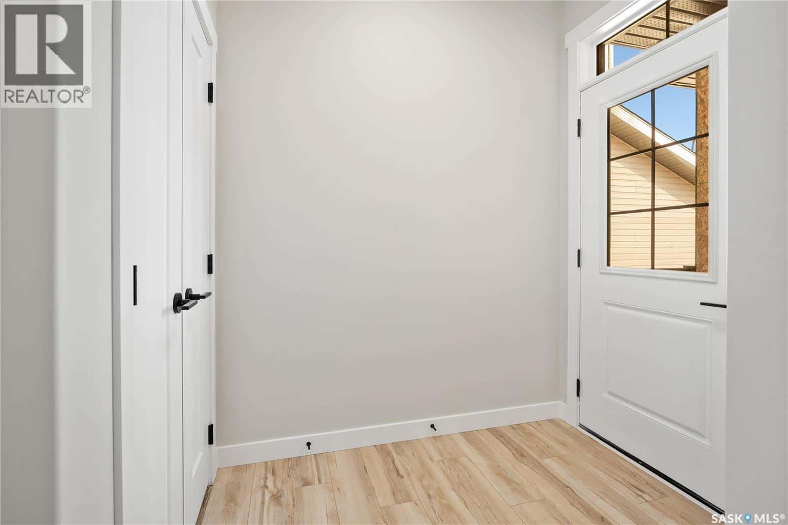 3008 Dumont WAY — Regina, Saskatchewan - Photo 2 of 38