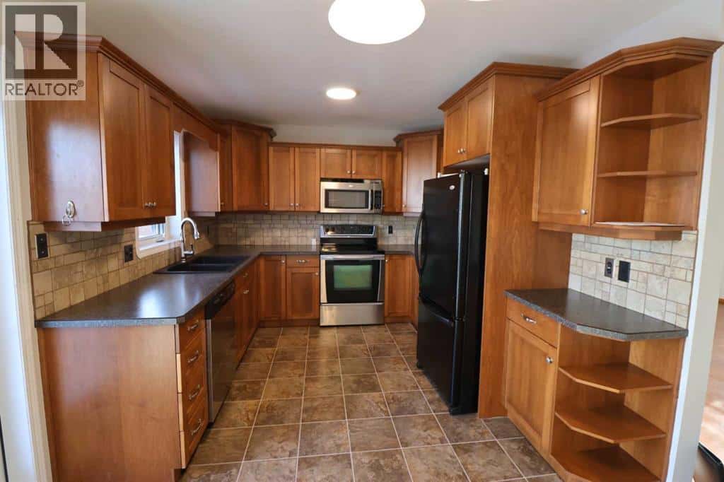 5407 39 Avenue S — Taber, Alberta - Photo 4 of 16