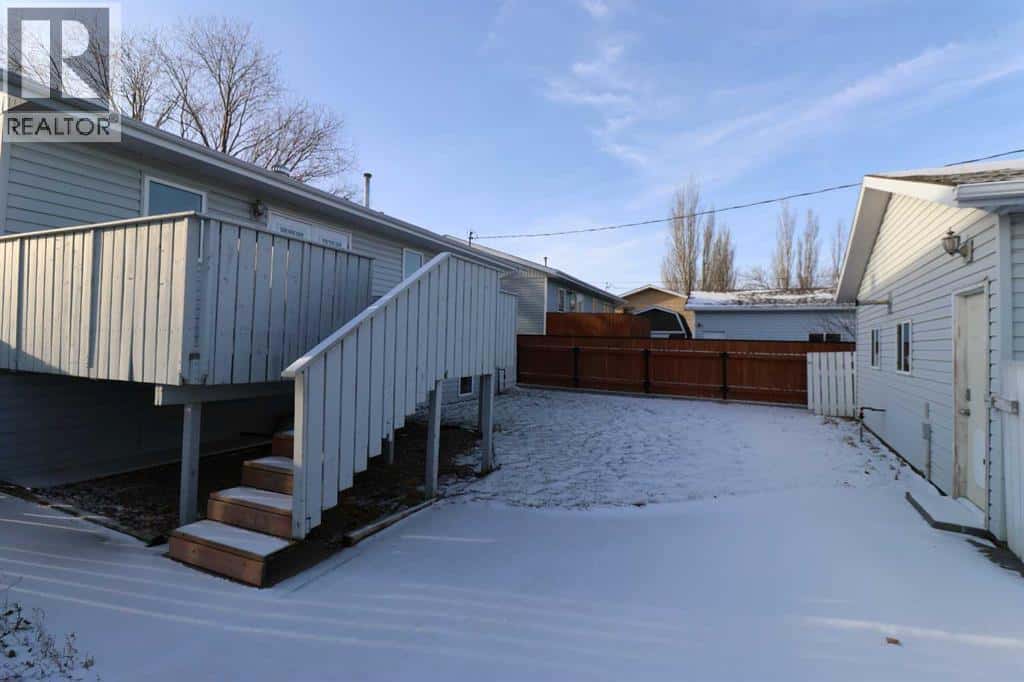 5407 39 Avenue S — Taber, Alberta - Photo 3 of 16