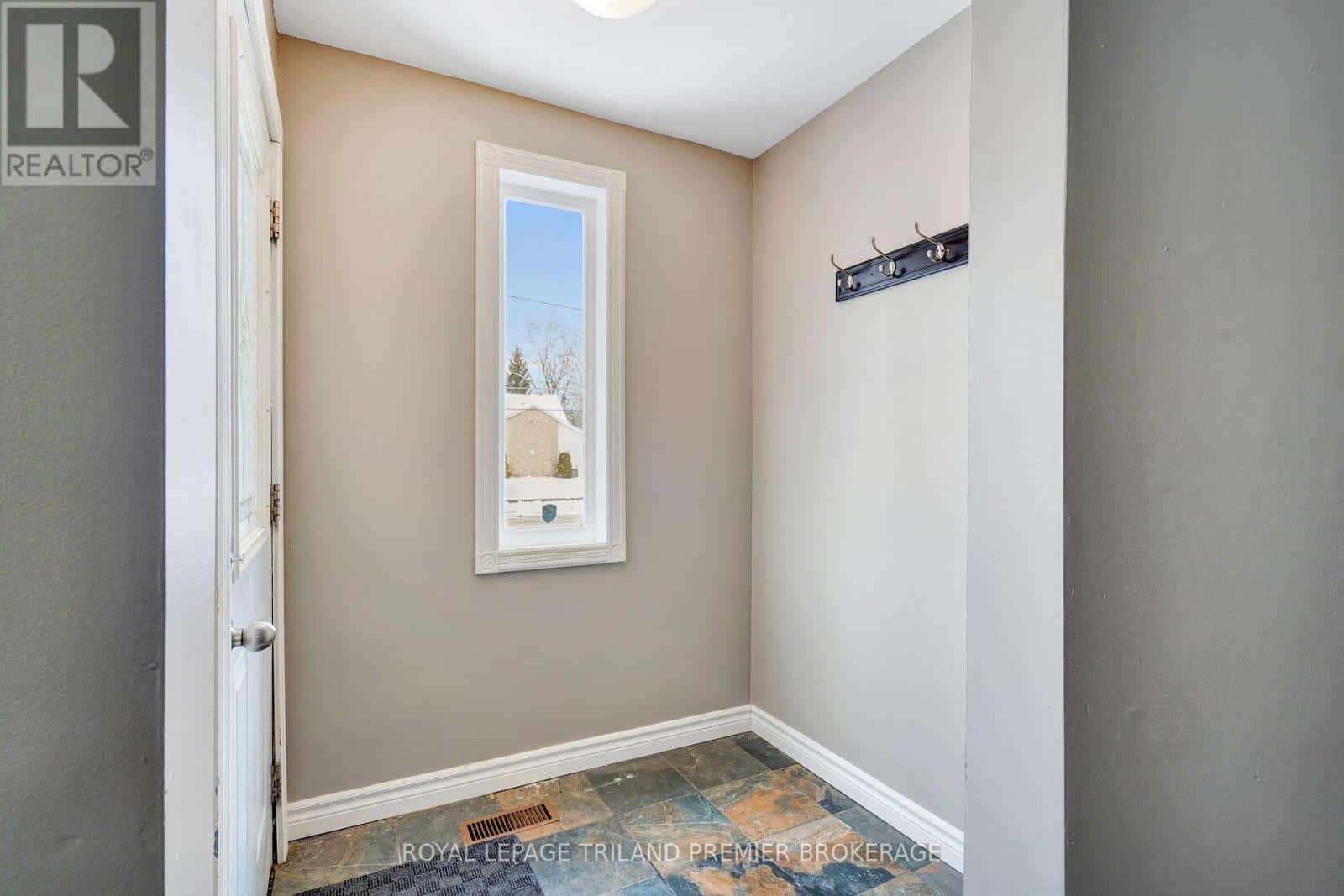 331 THOMPSON ROAD — London South (South I), Ontario - Photo 3 of 31