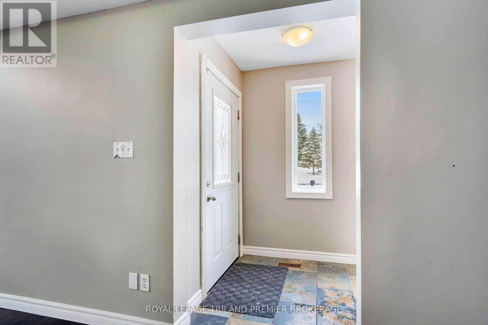 331 THOMPSON ROAD — London South (South I), Ontario - Photo 4 of 31