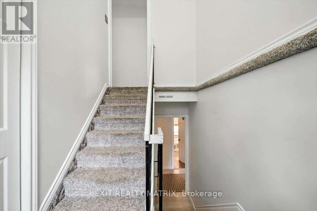 3333 WHITE SPRUCE STREET — Ottawa, Ontario - Photo 3 of 32