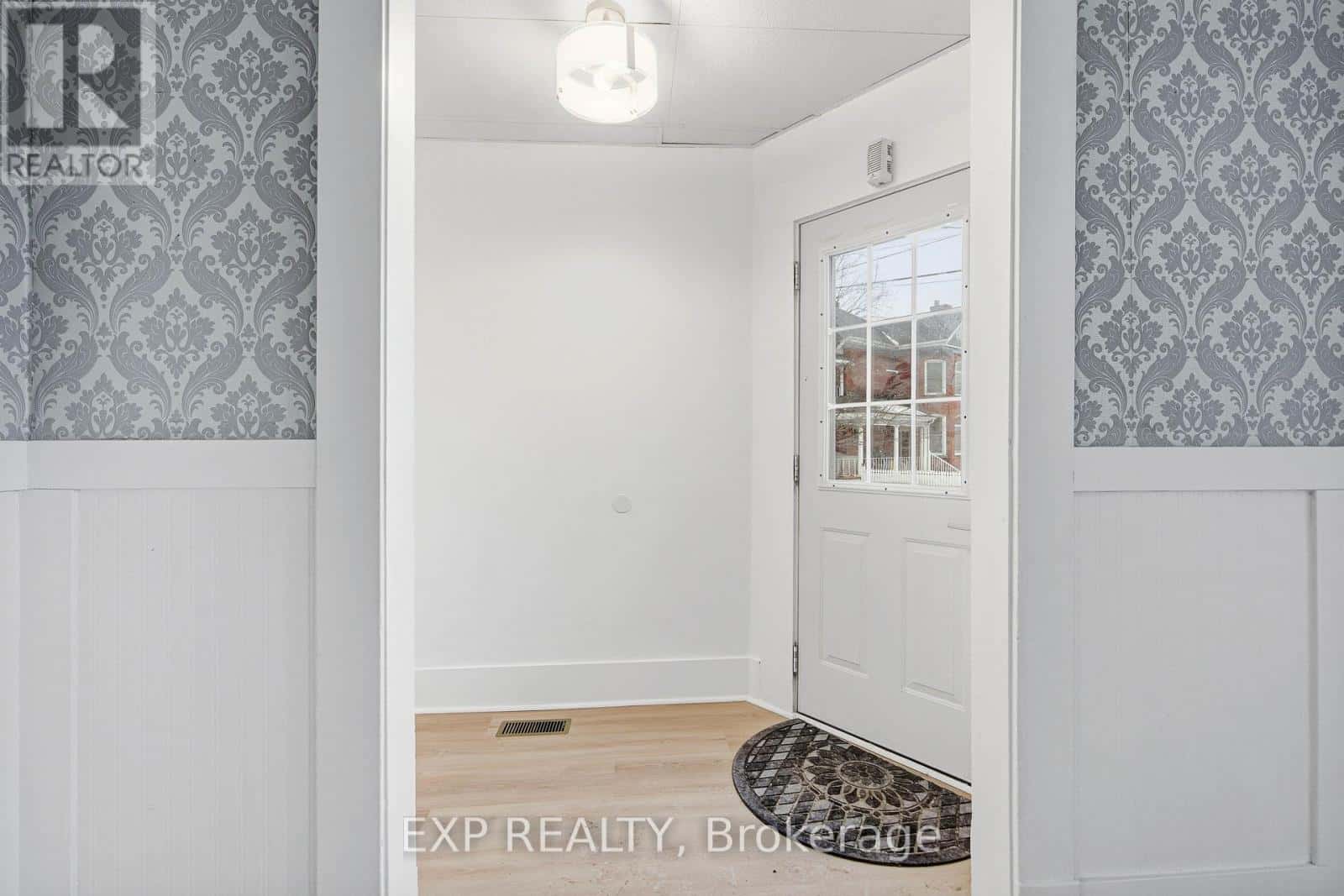 119 BECKWITH STREET N — Smiths Falls, Ontario - Photo 3 of 20