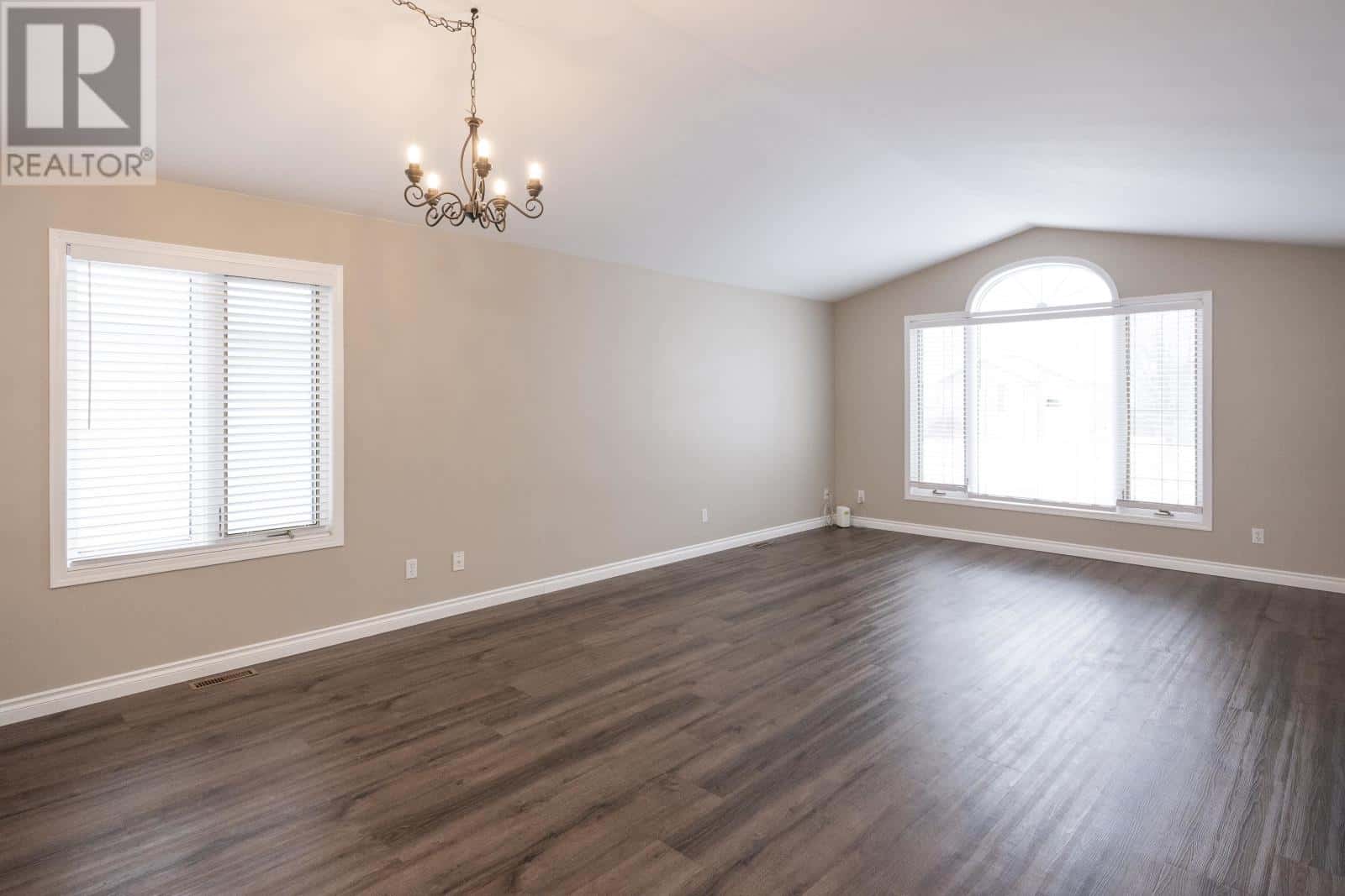 730 Porcupine BLVD — Thunder Bay, Ontario - Photo 3 of 45